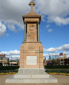 Warwick War Memorial And Gates - QLD Tourism 1