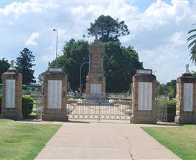 Warwick War Memorial And Gates - QLD Tourism 0