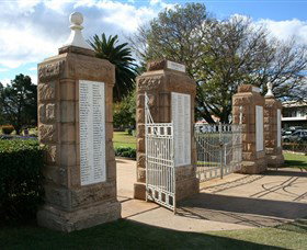 Warwick War Memorial And Gates - QLD Tourism 2