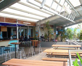 Beachfront Hotel - Queensland Tourism 1