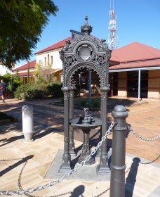 Witcombe Fountain - QLD Tourism 0