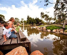 Savannah Visitor Plaza, Taronga Western Plains Zoo Dubbo - Queensland Tourism 7