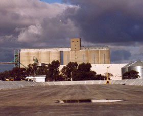 Co-operative Bulk Handling (CBH) Wheat Storage And Transfer Depot - Queensland Tourism 1