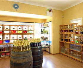 Hunter Valley Gardens Shopping Village - Queensland Tourism 4