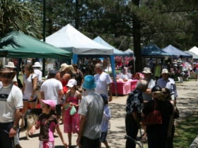 Coolangatta Art And Craft Markets - QLD Tourism 3
