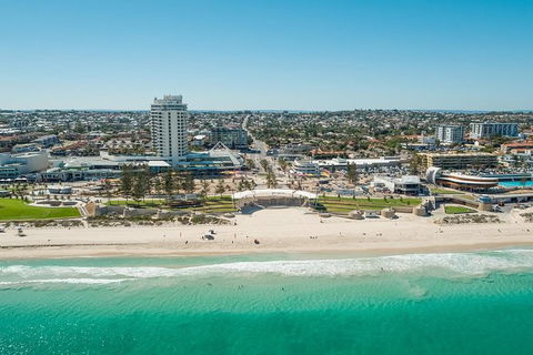 A Day Of Leisure On The Sunset Coast - QLD Tourism 0