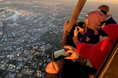 Melbourne Balloon Flights, The Peaceful Adventure - QLD Tourism 5