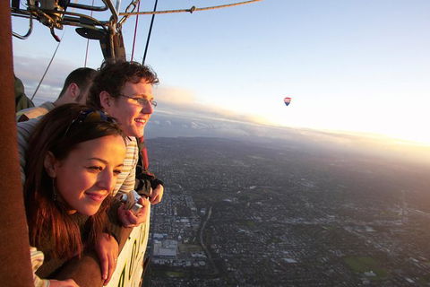 Melbourne Balloon Flights, The Peaceful Adventure - QLD Tourism 9