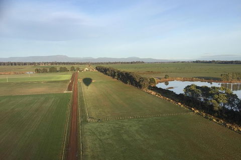 Hot Air Balloon Tasmania - Queensland Tourism 11