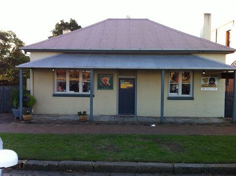 Teddy Bears Downstairs And Grandma's Feather Bed - QLD Tourism 0