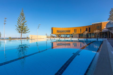 Scarborough Beach Pool - QLD Tourism 1