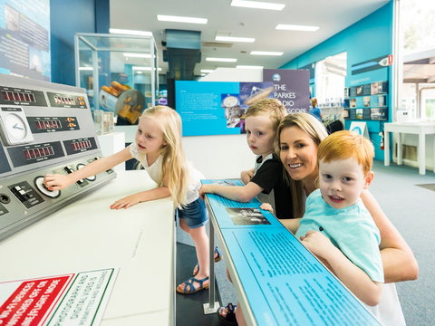 CSIRO Parkes Radio Telescope Visitor Centre - QLD Tourism 1