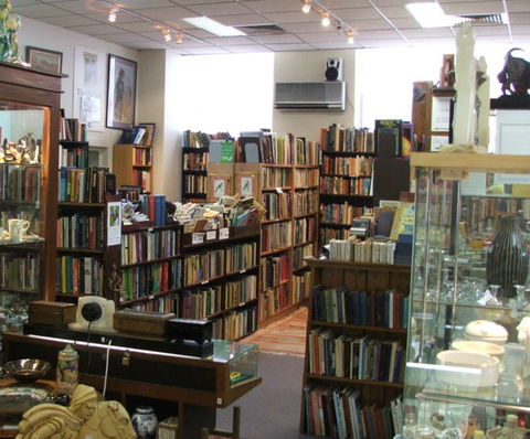 Mr Pickwicks Fine Old Books - QLD Tourism 0