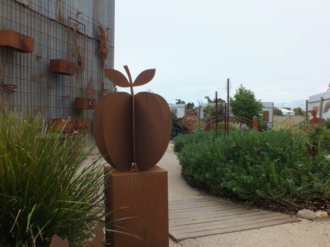 Overwrought Sculpture Garden And Gallery - QLD Tourism 1