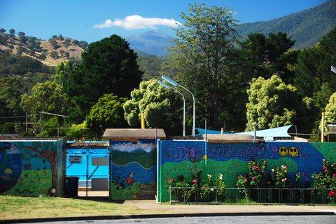 Eildon Outdoor Swimming Pool - Queensland Tourism 0