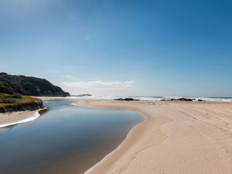 Kylies Beach - QLD Tourism 0