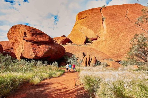 Explore Uluru: 7 Hours Guide Tour At Sunrise With Light Breakfast - QLD Tourism 2