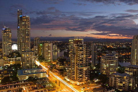 Gold Coast Airport Transfers : Airport OOL To Gold Coast City In Luxury Car - Queensland Tourism 5