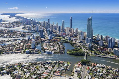 Gold Coast Airport Transfers : Airport OOL To Gold Coast City In Luxury Car - Queensland Tourism 4