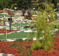 18 Hole Mini Golf - Club Husky - Queensland Tourism