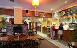 Albion Park Hotel - Queensland Tourism 2