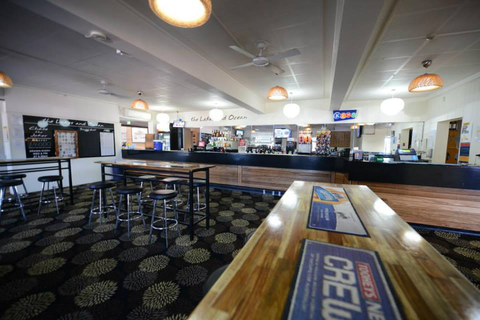 Lakes & Ocean Hotel - Queensland Tourism 0