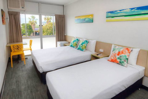 Palm Beach Hotel - QLD Tourism 0
