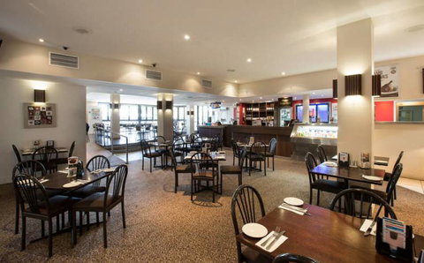 Palm Beach Hotel - QLD Tourism 1