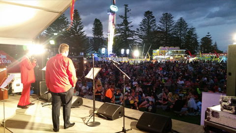 A Luminous Christmas At The Entrance - QLD Tourism 0
