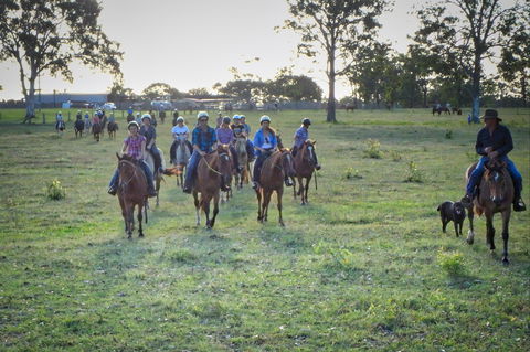 Night Horse Ride And Dinner - Queensland Tourism 1