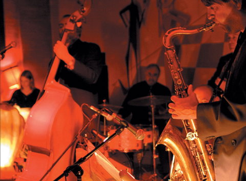 The Pearly Shells Feat. Julie O'Hara - Queensland Tourism 0