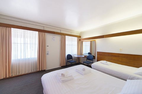 Blue Hills Motel - Queensland Tourism 3