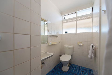 Blue Hills Motel - Queensland Tourism 5