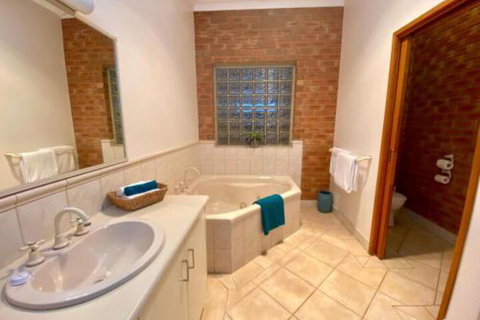 Best Western Coastal Waters Motor Inn - QLD Tourism 7