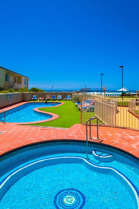 Breakers North Absolute Beach - Queensland Tourism 3