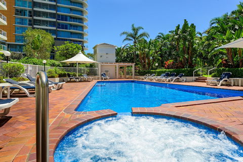 Crest Apartments - Queensland Tourism 4