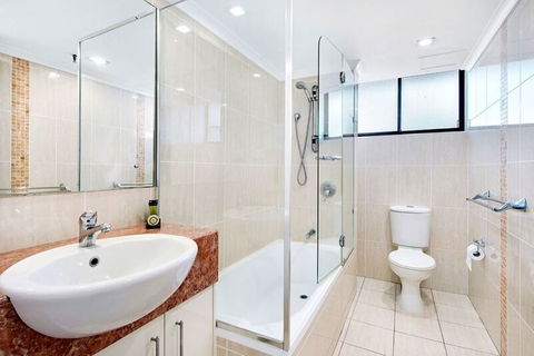 ULTIQA Beach Haven At Broadbeach - QLD Tourism 3