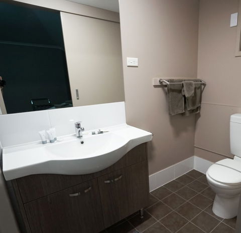 Bluestone Motor Inn - Queensland Tourism 4