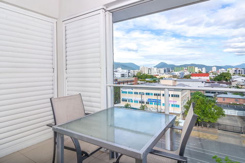 201 Lake Street Apartments - QLD Tourism 6