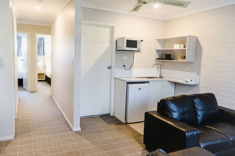 Balan Village Motel - Queensland Tourism 2