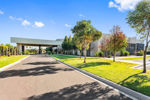 Quality Suites Point Cook Seasons 5 - Queensland Tourism 1