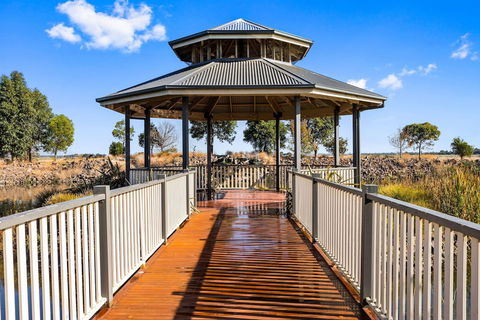 Quality Suites Point Cook Seasons 5 - Queensland Tourism 0