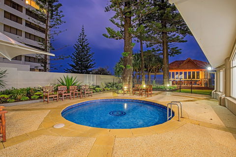 Surfers Aquarius - Queensland Tourism 2