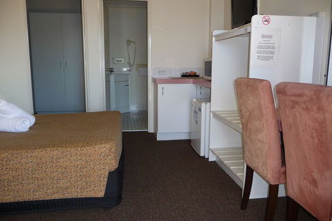 Blue Pelican Motel - QLD Tourism 5