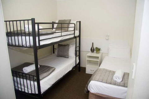 Blue Pelican Motel - QLD Tourism 7