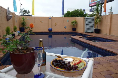 Blue Pelican Motel - QLD Tourism 2