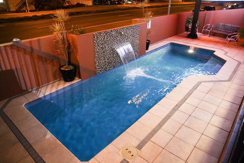 Rocky Resort Motor Inn - Queensland Tourism 5