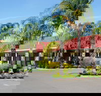Pines Country Club Motor Inn - Queensland Tourism