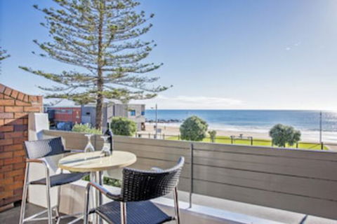Beachfront Voyager Motor Inn - Queensland Tourism 0