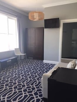 Seabreeze Hotel - QLD Tourism 3